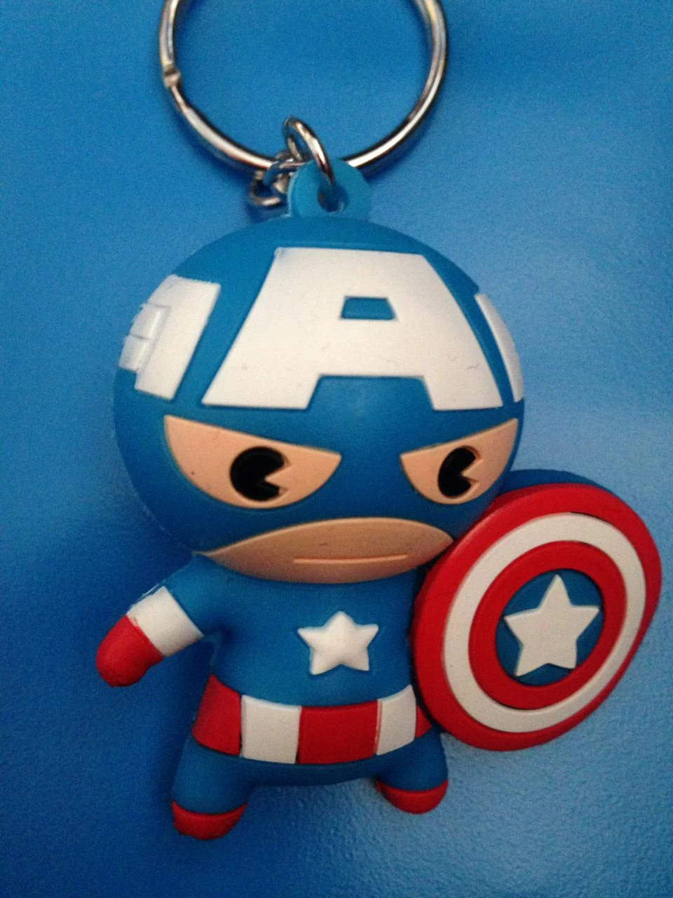 Porte clés disney disneyland paris : Capitaine America Avengers Marvel en relief